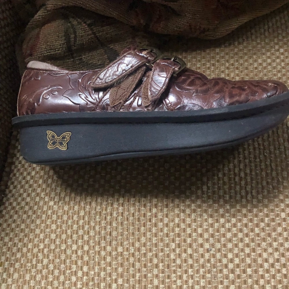 Algeria brown shoe, slip in with 2 velcro straps on the side to secure